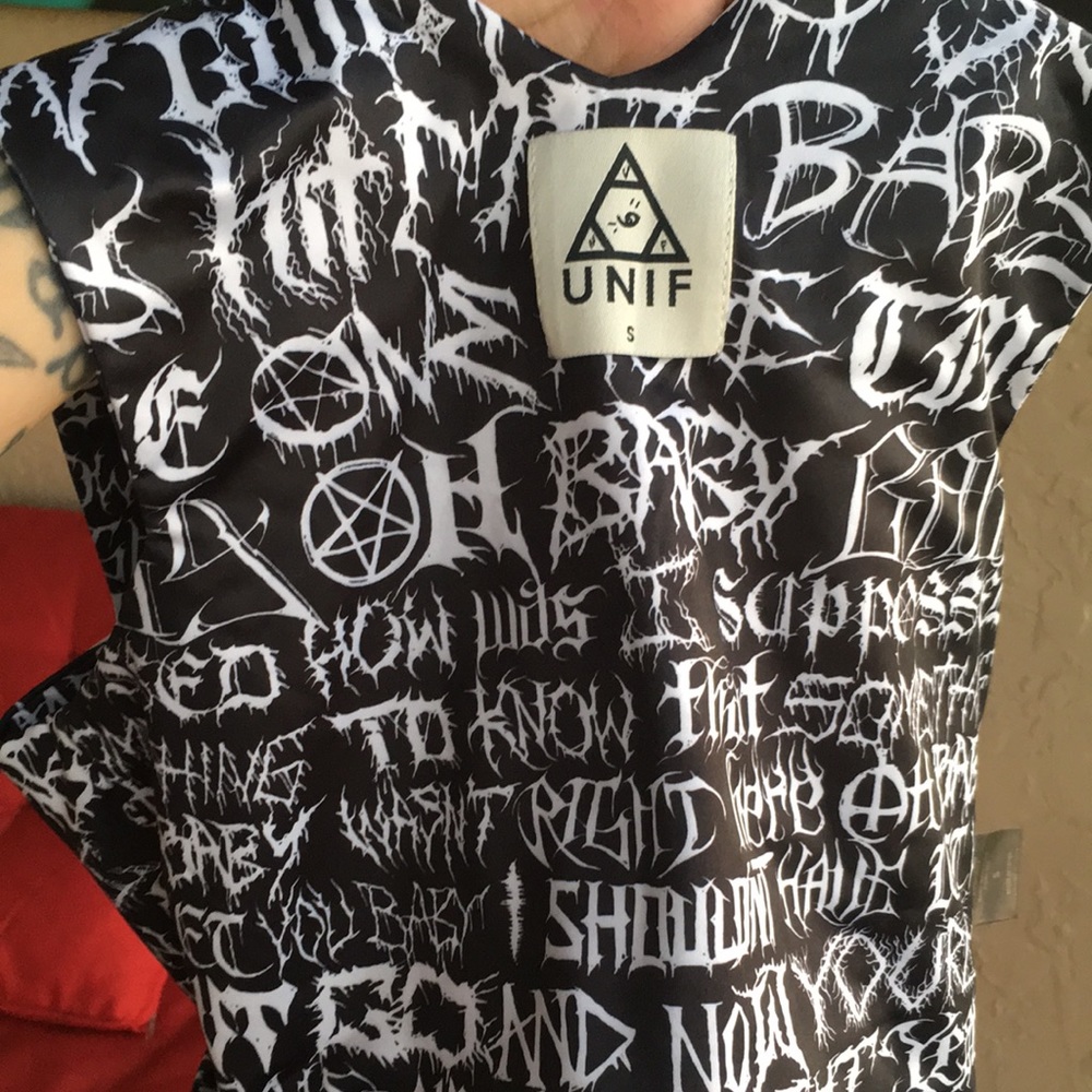Unif metal font black & white crop top tank tee - Picture 9 of 9